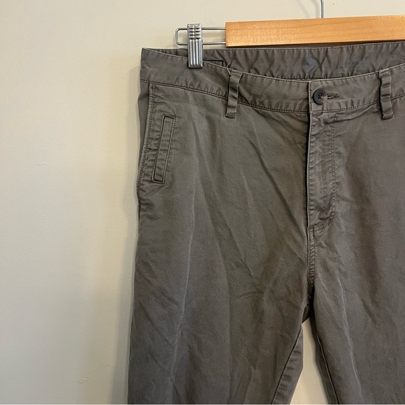 Vuori Men's Charcoal Chinos Athletic Classic Business Casual Work Straight Leg - Picture 2 of 9